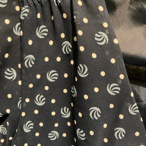 JG Hook
2P
Blue Dress with white polka dots - Picture 9 of 9